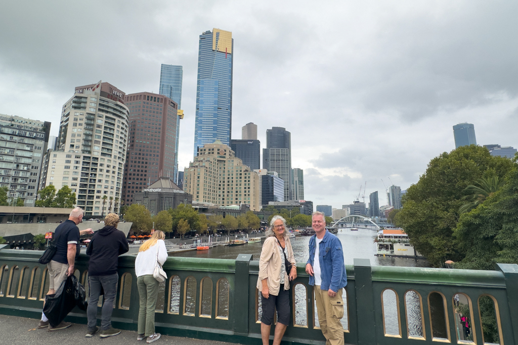 Detlev zeigt uns die Stadt. Wir schauen auf den Yarra River und auf einen Teil der Skyline der Stadt