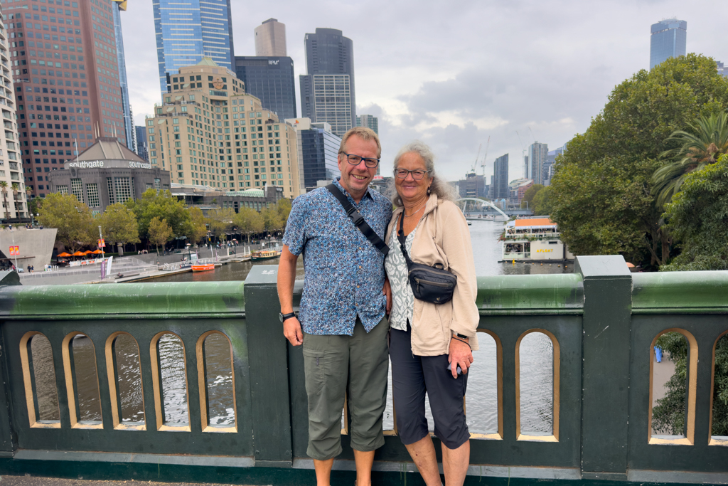 JoMa Foti. Dahinter der Yarra River und Teile der Skyline von Melbourne
