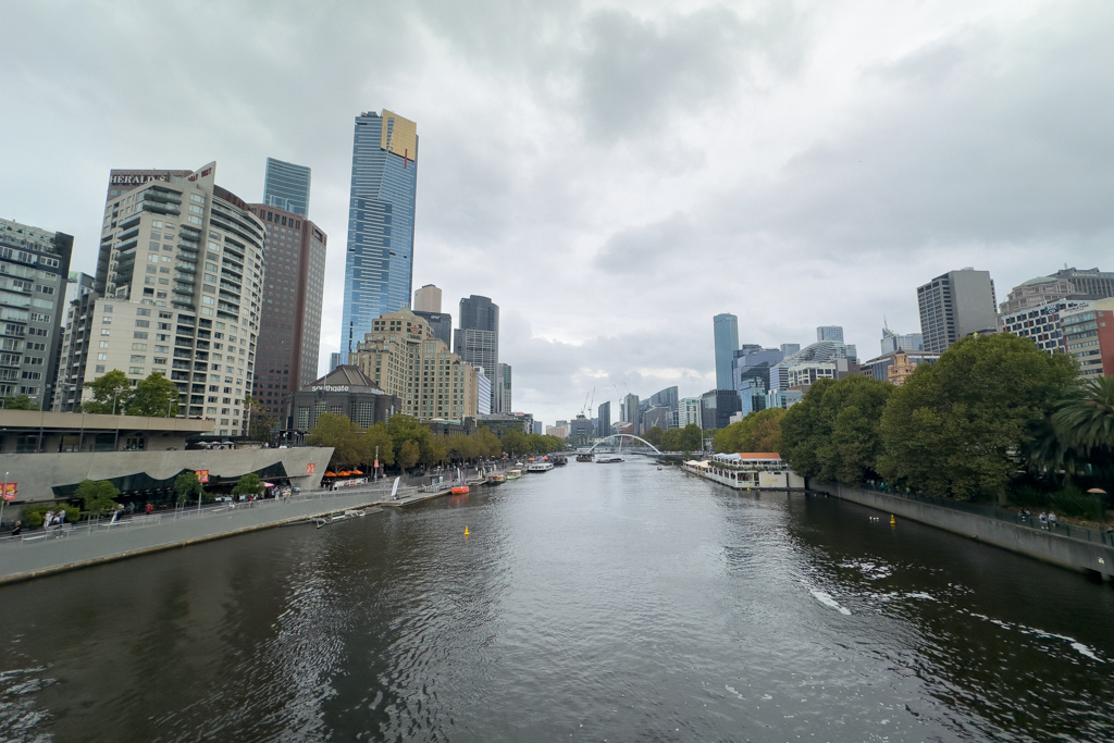 Blick von einer Brücke auf den Yarra River der auch Melbourne fliesst..