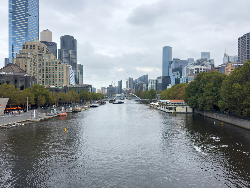 Blick von einer Brücke auf den Yarra River der auch Melbourne fliesst..