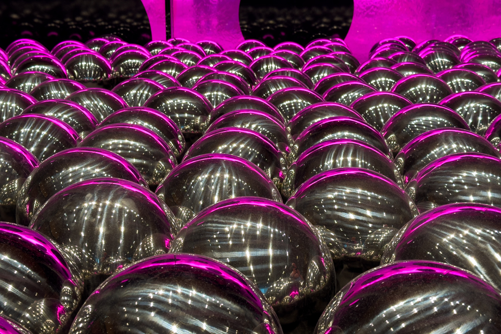 Kunstinstallation zur Yayoi Kusama Ausstellung in der NGV. Hunderte glänzender Metallkugeln...