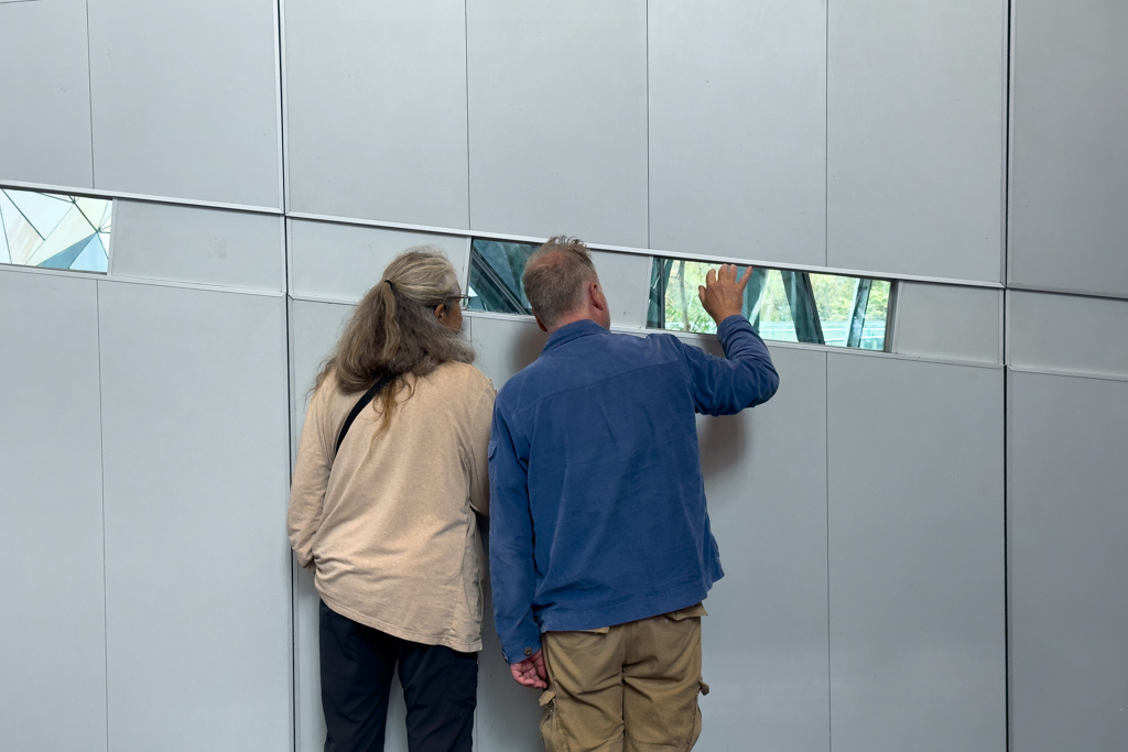 Detlev und Ma: Spione die durch Fensterschlitze schauen...