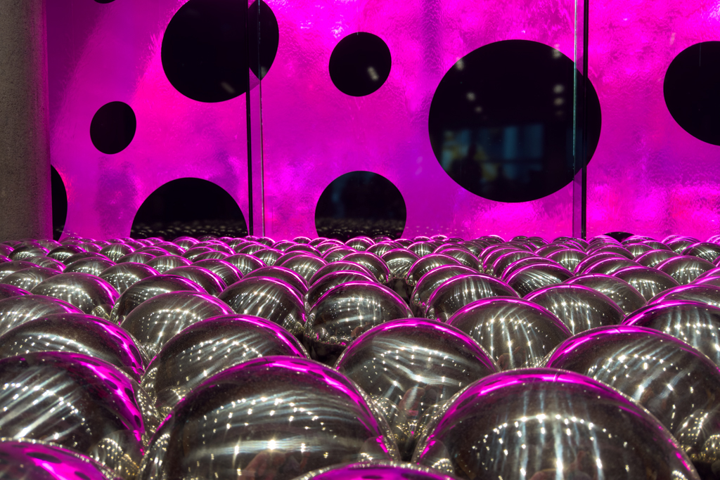 Kunstinstallation zur Yayoi Kusama Ausstellung in der NGV. Hunderte glänzender Metallkugeln...