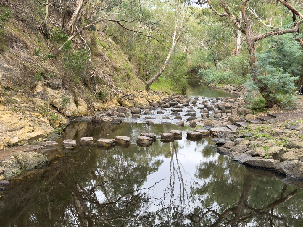 Vor der Fischtreppe des kleinen Darebin Creek kommt man trockenen Fusses ans andere Ufer rüber..