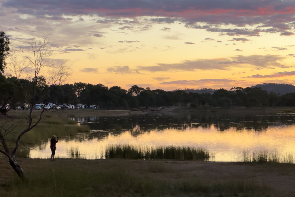 Ma fotografiert die Abendstimmung über dem Green Hill Lake Campground