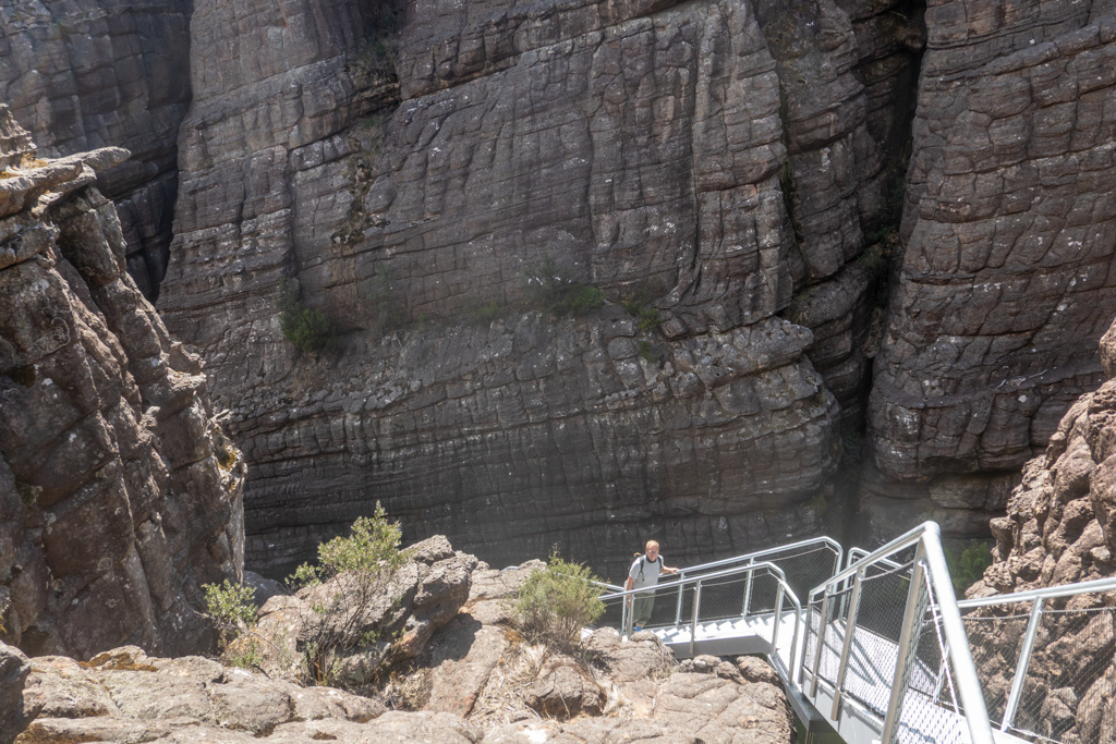 Jo kommt raus aus dem schmalen Canyon. Nun gehts ein Stück die Treppe rauf..