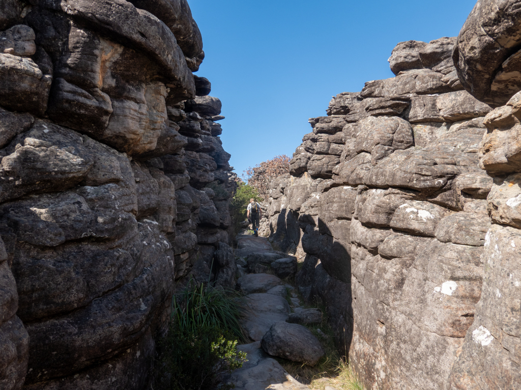 Im Grand Canyon unterwegs. Durch diese schmale Gasse müssen wir gehen