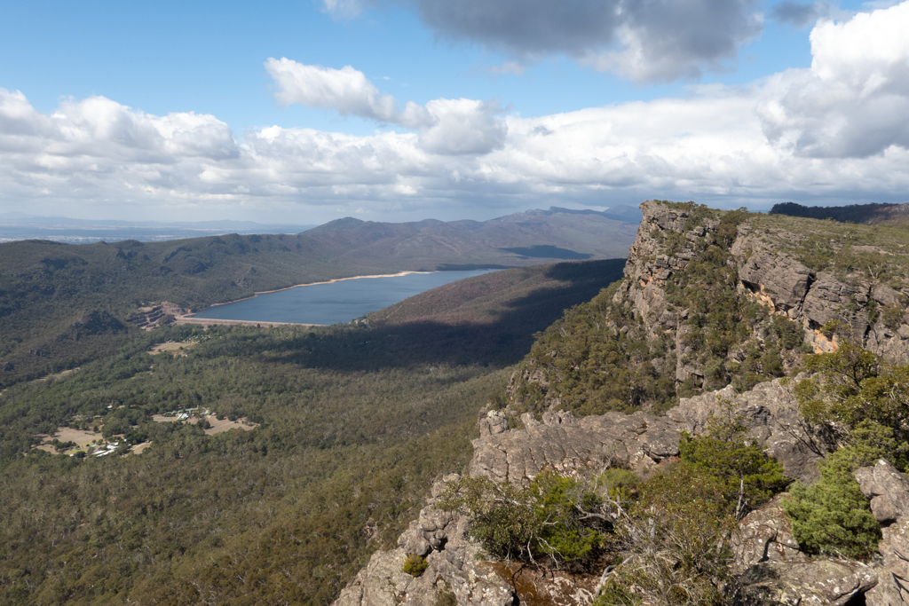 Blick vom Pinnacle aus auf die Landschaft und den Stausee