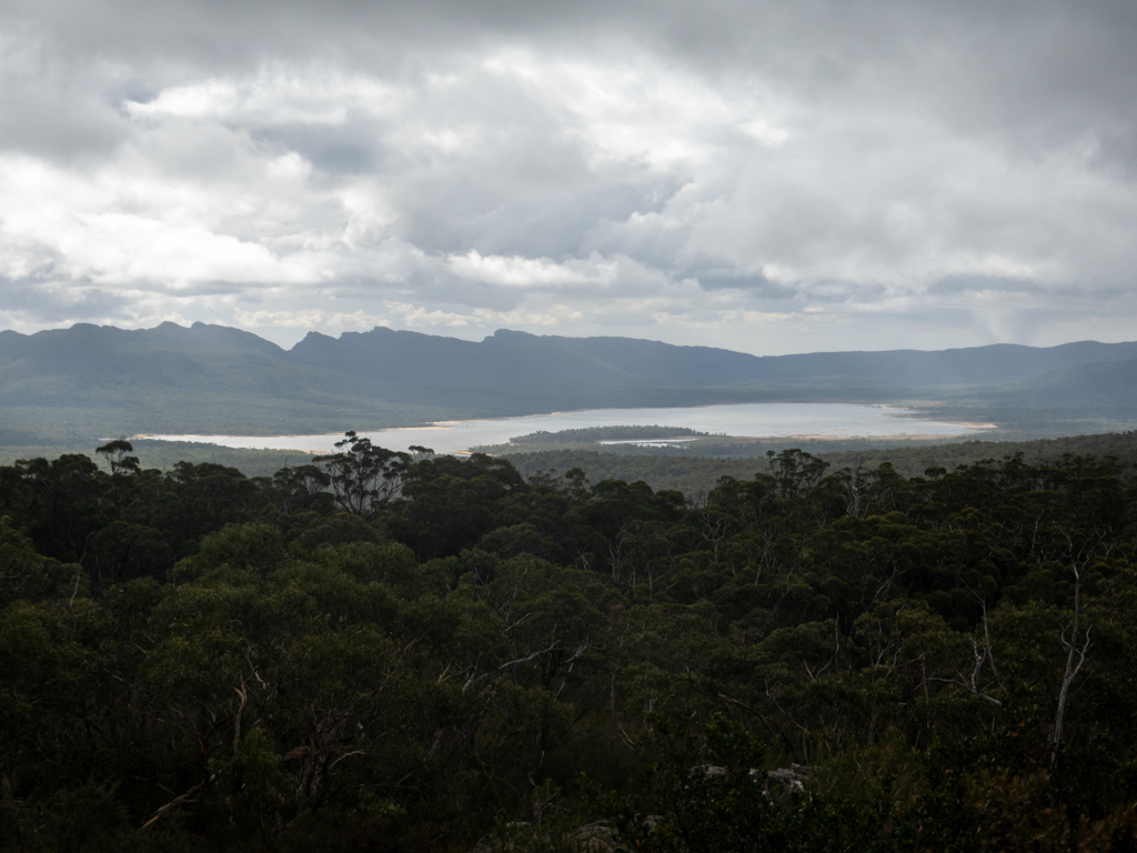 Aussicht vom Reeds Lookout im Grampians N.P. auf die andere Seite: Eine Hügelkette umschliesst einen See unter uns...