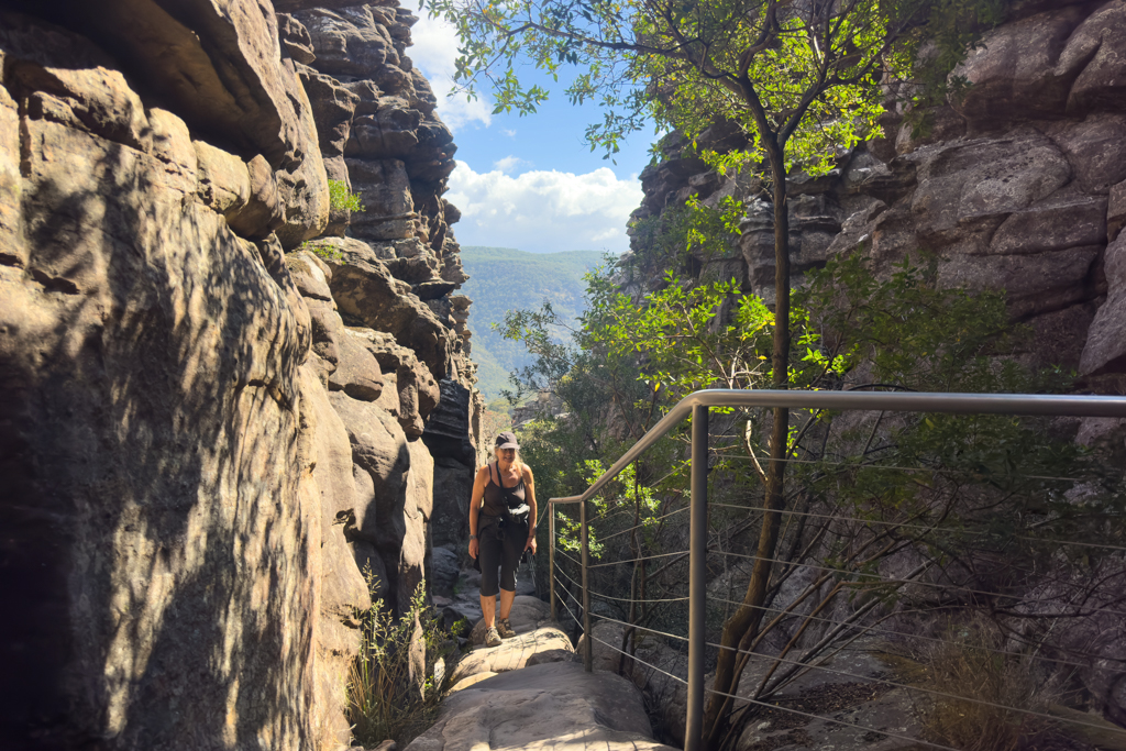 Im Grand Canyon unterwegs. Durch diese schmale Gasse müssen wir gehen