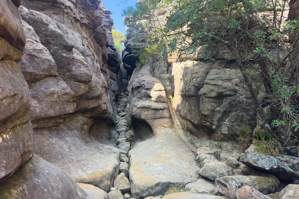 Im Grand Canyon unterwegs. Durch diese schmale Gasse müssen wir gehen