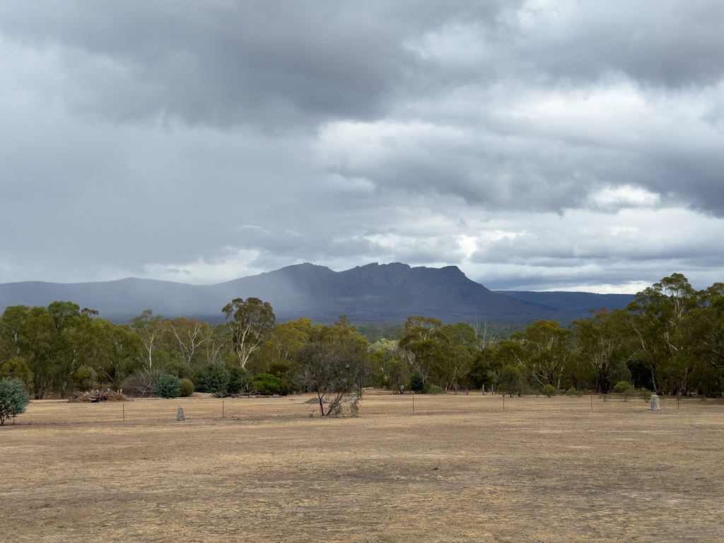 Blick vom Wunderland Campground aus auf die Berge; eine Regenwolke zieht vorbei und regnet aus...