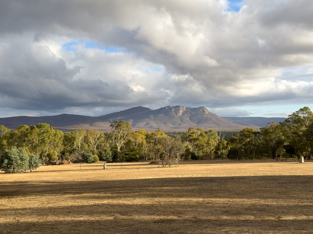 Blick vom Wunderland Campground aus auf die Berge und Landschaft in der Abendsonne...