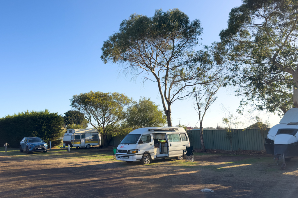 Was für ein Unterschied zur Natur: Koroit Tower Hill Caravan Park....