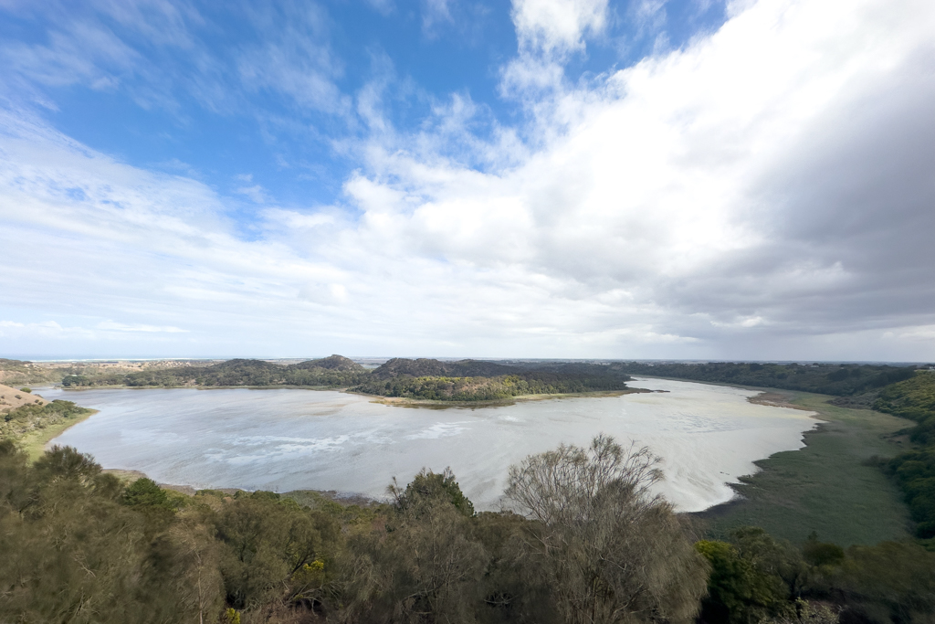 Blick auf den Tower Hill Krater mit seinem See in der Mitte