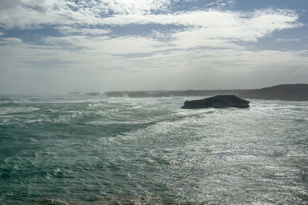 Look Out auf der Bay of Island Coastal Park. Wir sehen wie die feine Gischt die Felsen umweht...