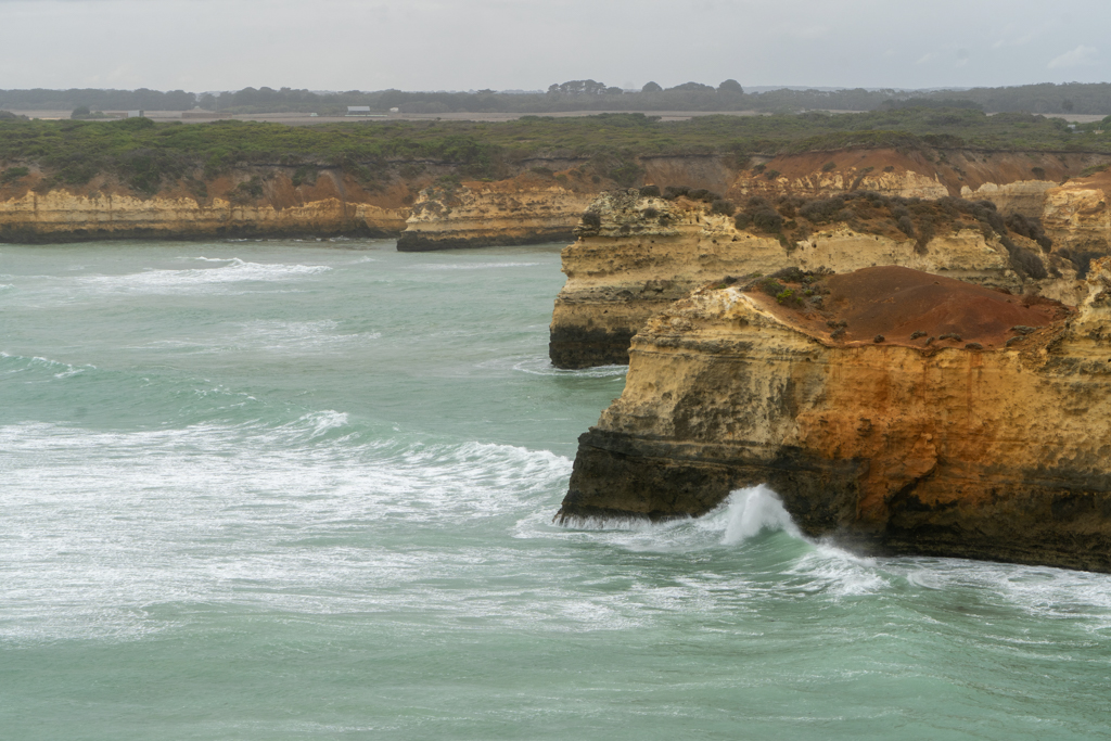 Wir sehen die gelbrote Kalkstein Steilküste an der Great Ocean Road