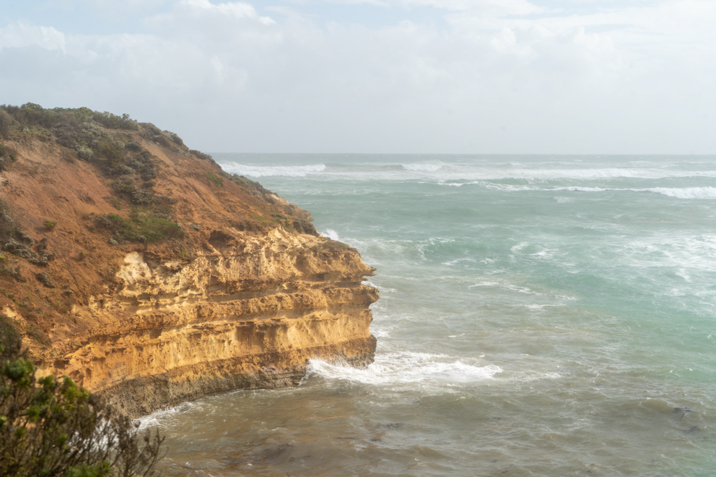Wir sehen die gelbrote Kalkstein Steilküste an der Great Ocean Road