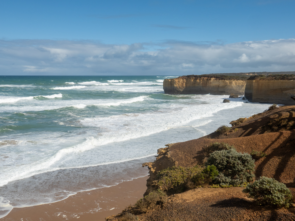 Wir sehen die gelbrote Kalkstein Steilküste an der Great Ocean Road