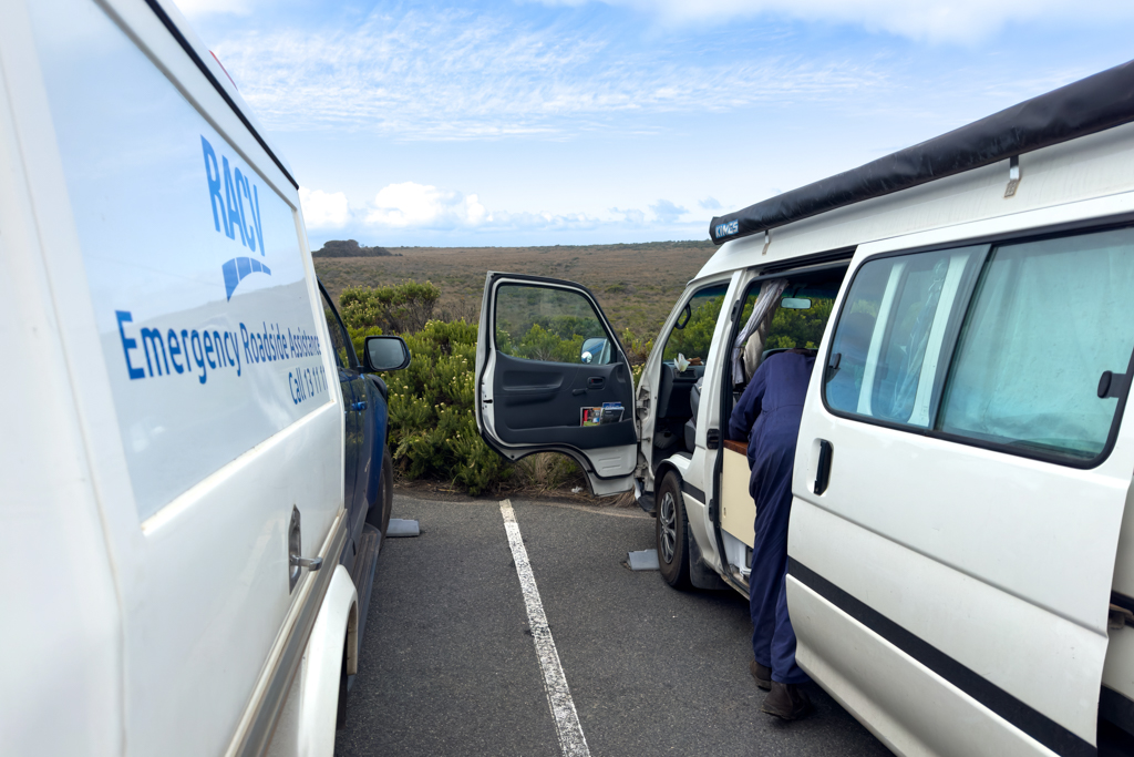 Ken im seinem Service Car vom Road Assistance ist angekommen und beugt sich schon in Eneli hinein...