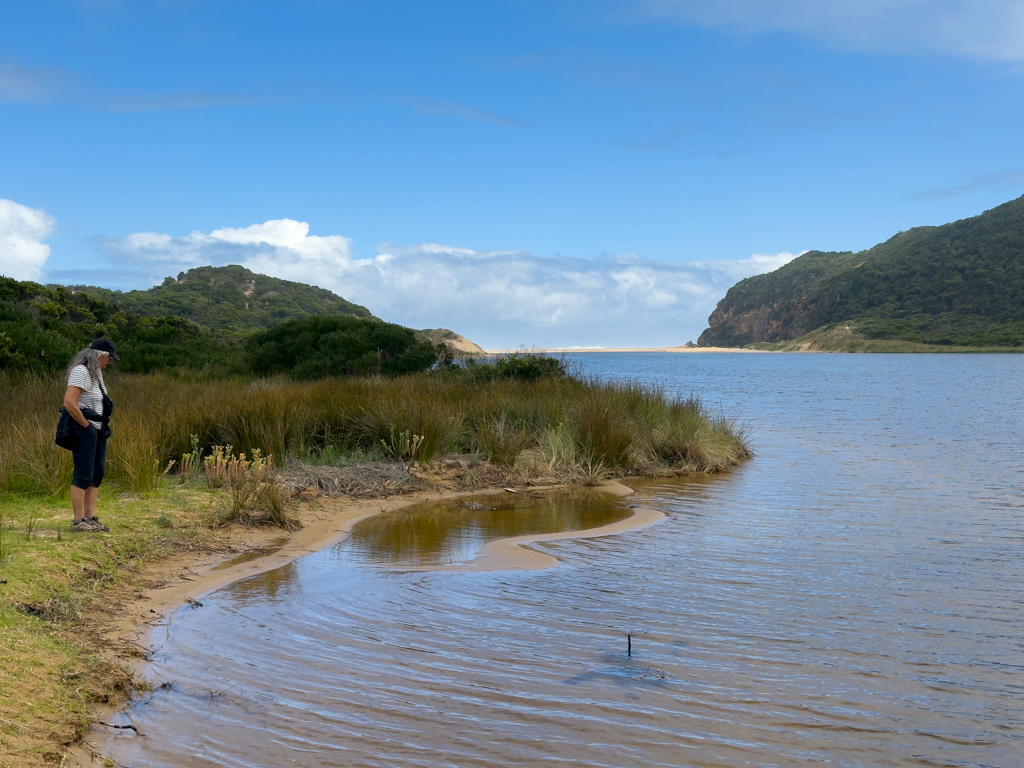 Wir sind auf unserer "Sandwanderung" der Lagune bis zum Strand entlang. Hinten ist die Beach zu sehen...