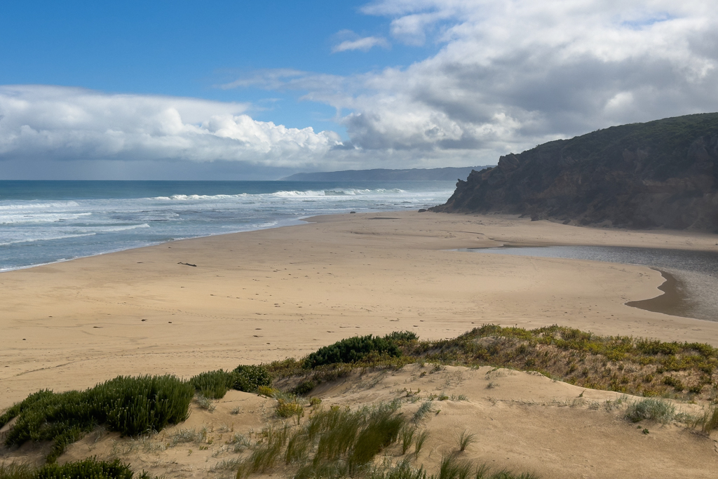 Links das raue Meer, rechts die Süsswasserlagune. Nur ein schmaler Streifen Sand trennt die beiden..