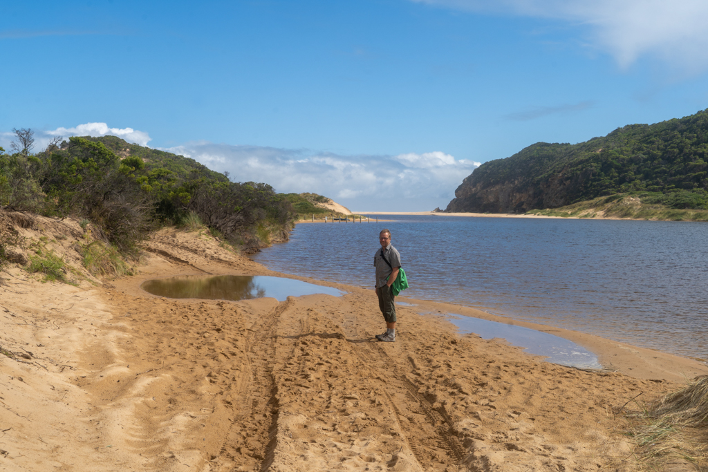 Wir sind auf unserer "Sandwanderung" der Lagune bis zum Strand entlang. Hinten ist die Beach zu sehen...