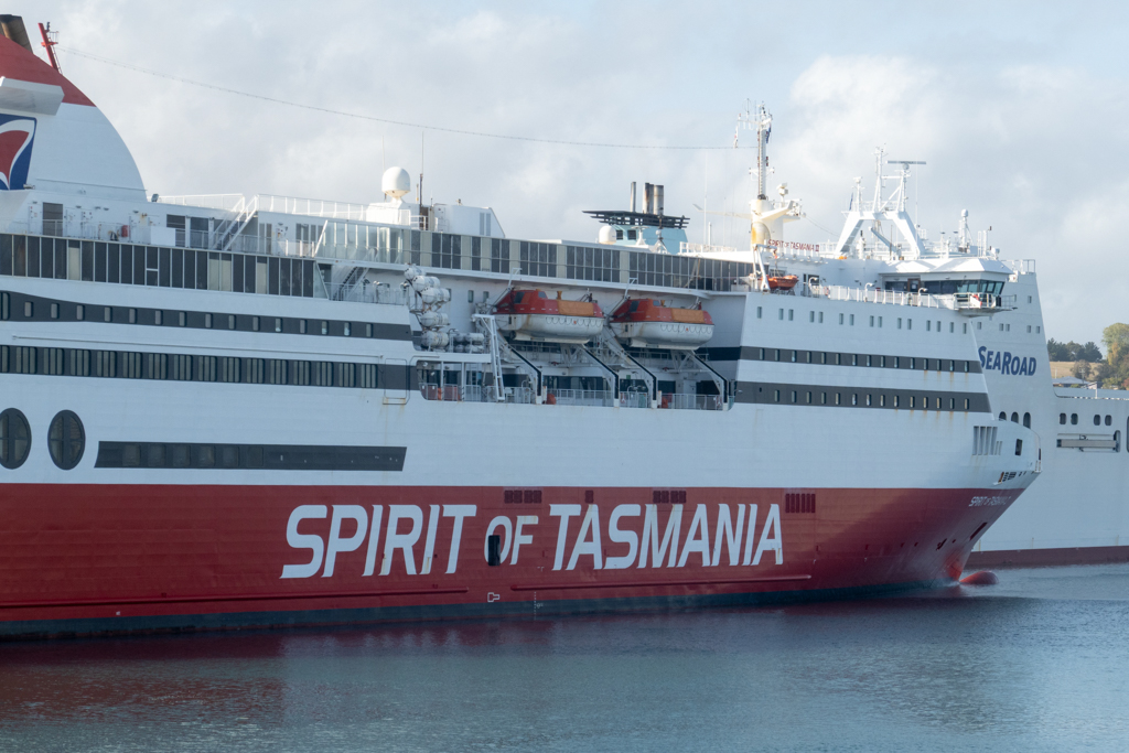 Eine der beiden baugleichen Fähren Spirit of Tasmania liegt in Devonport am Terminal