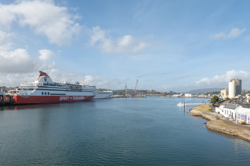 Am anderen Morgen in Devonport am Terminal. Rechts das kleine Harbour Café