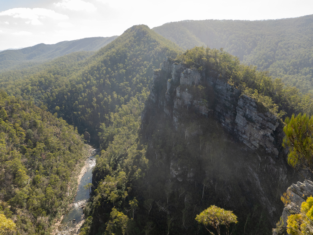 Aussicht auf die Alum Cliffs und die bewaldete, hügelige Landschaft...