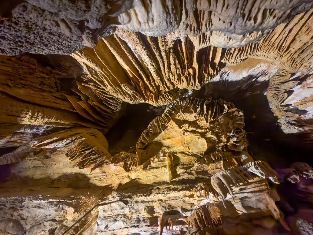 Blick nach oben in der Kings Salomon Cave. Wie gefaltete Gardinen sehen die Stalaktiten aus...