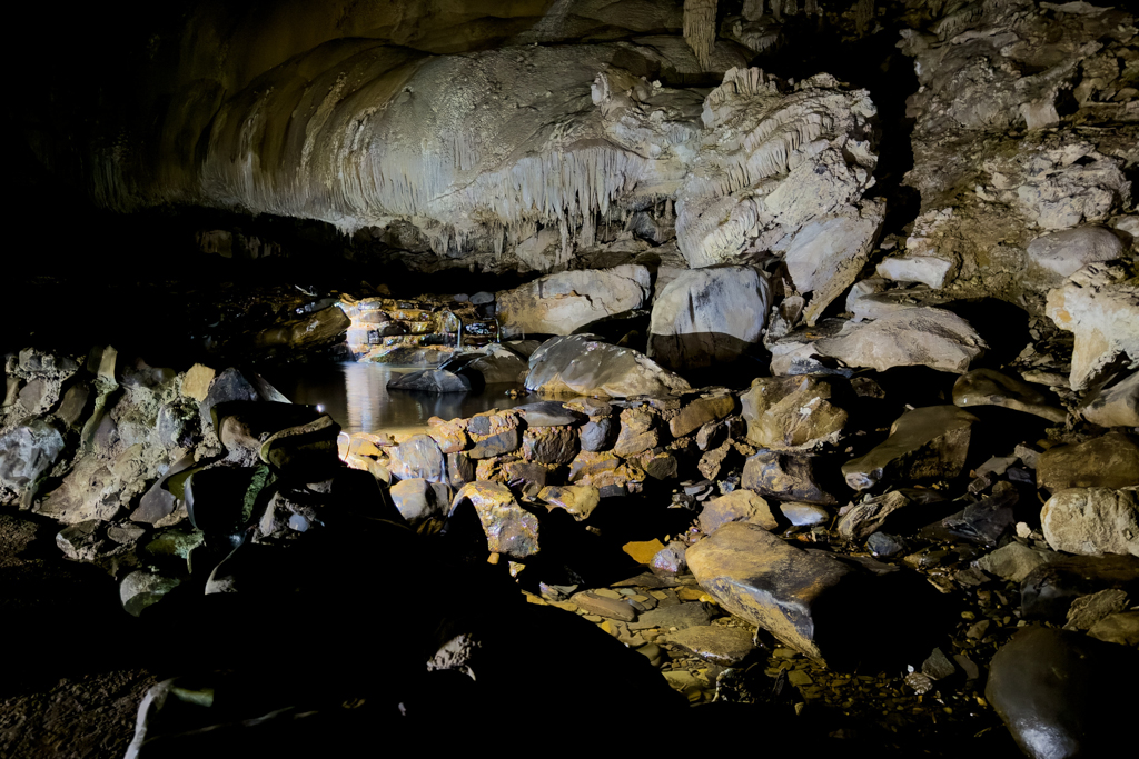 Wasser fliesst durch die Kings Salomon Cave. Wir sind kurz nach dem Eingang...