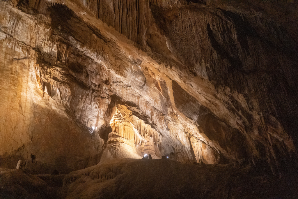 Prächtig ausgeleuchtete Kings Salomon Cave. Wir bekommen einen Eindruck von der Grösse der Höhle..