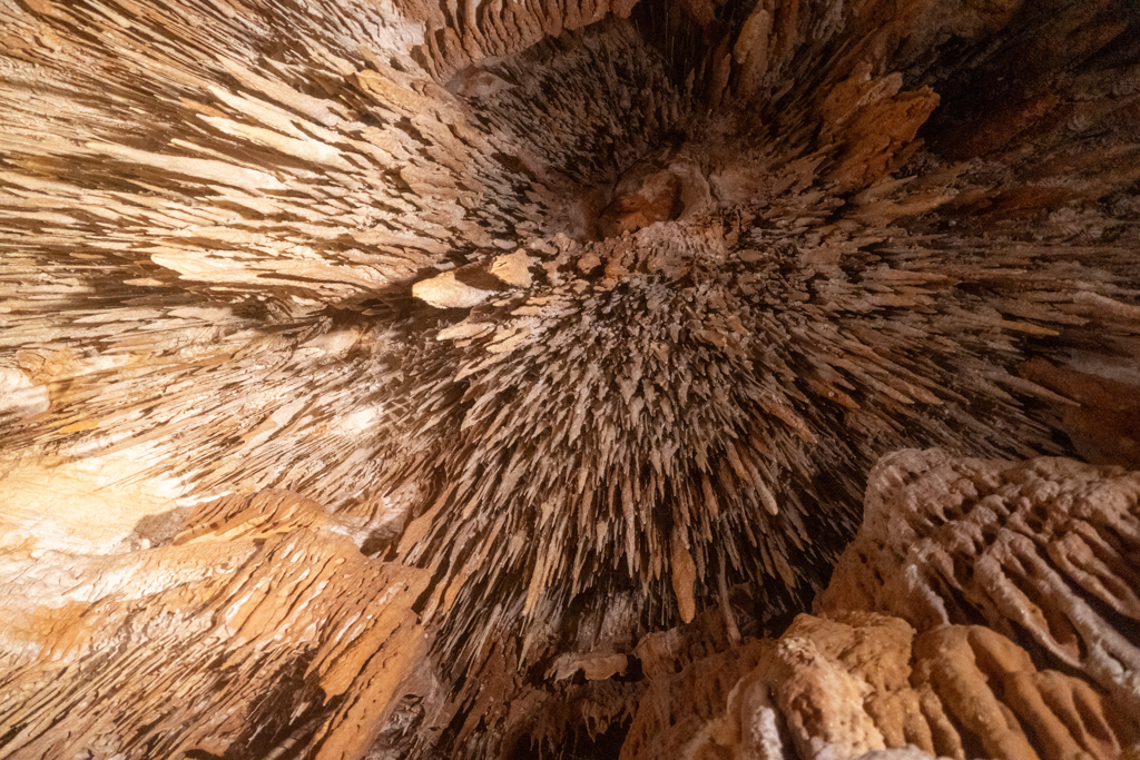 Blick von unten an die Höhlendecke der Kings Salomon Cave
