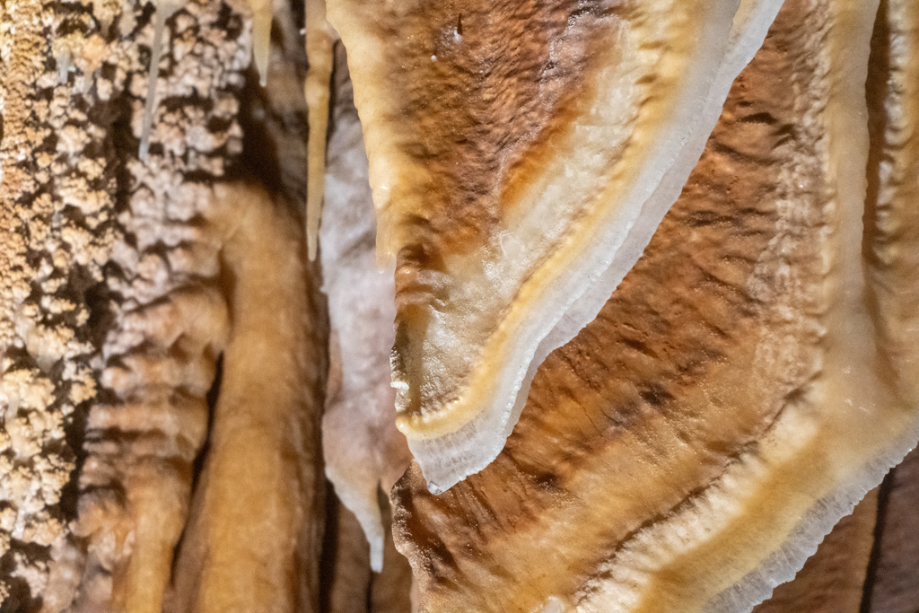 Die Farbenpracht der Stalaktiten in der Kings Salomon Cave