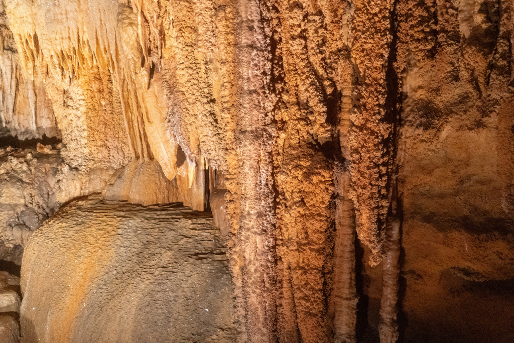 Farbenpracht des Sandgesteins in der Kings Salomon Cave