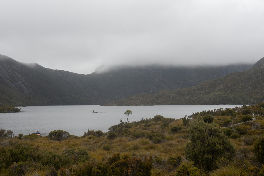 Tiefhängende Wolken über Dove Lake und der gesamten Landschaft in den Cradle Mountains