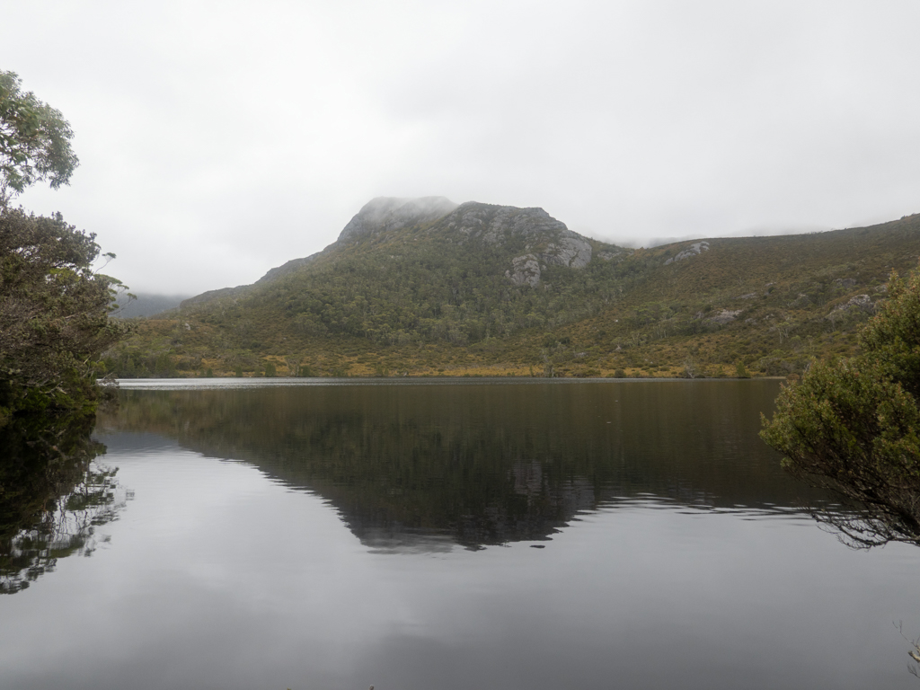 Die wolkenverhangenen Bergspitzen der Cradle Mountains, davor der Lake Lilla...