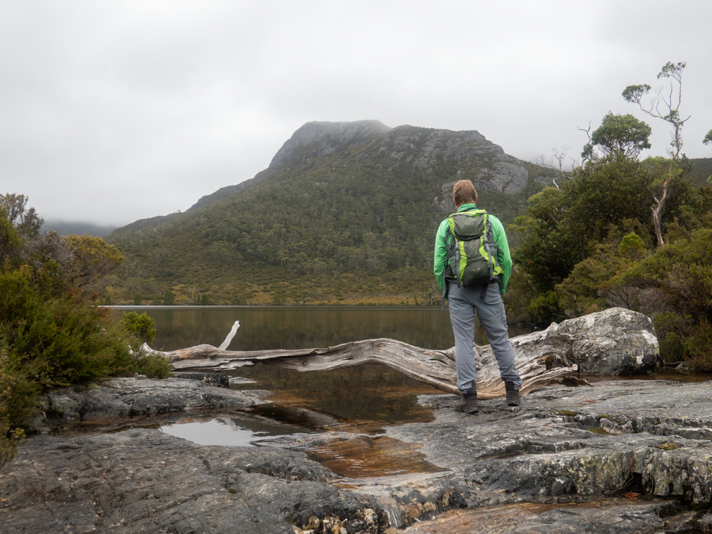 Mit Jo am Lake Lilla vor den wolkenverhangenen Bergspitzen der Cradle Mountains