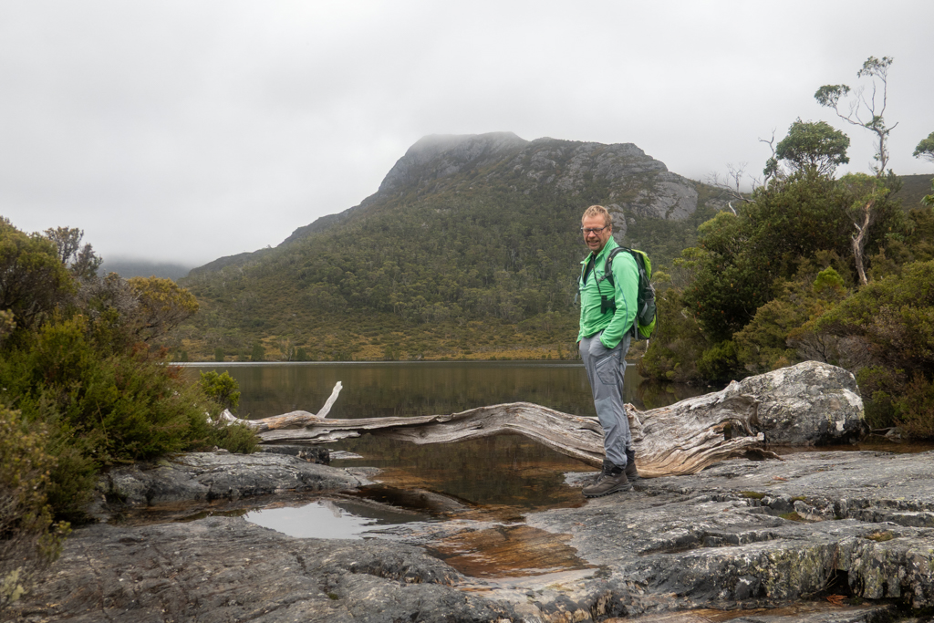 Mit Jo am Lake Lilla vor den wolkenverhangenen Bergspitzen der Cradle Mountains