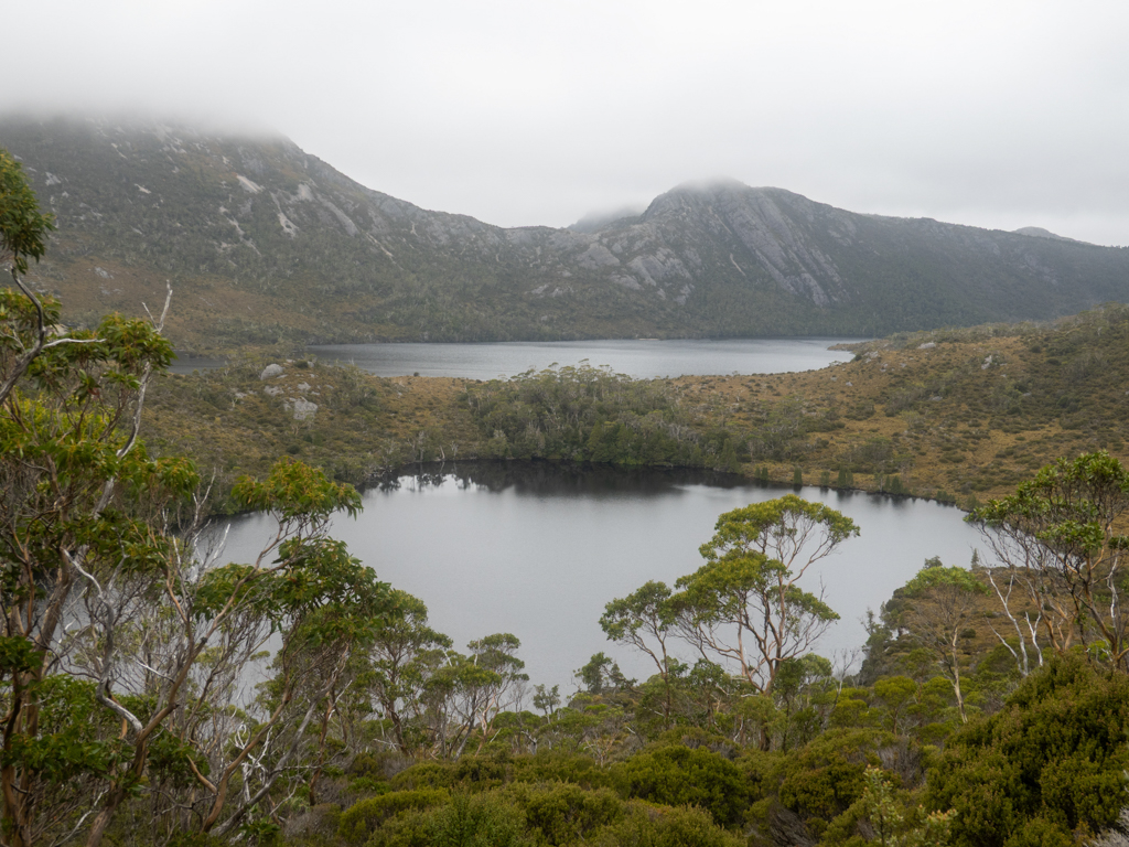 Wir sehen vorne Lake Lilla, hinten den grösseren Dove Lake, drumherum die Cradle Mountains