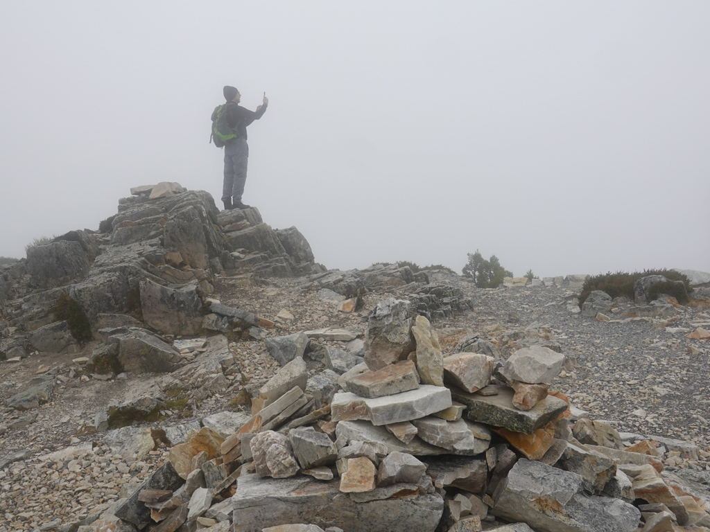 Jo macht ein Panorama-Foto am Marions Lookout: No Outlook...