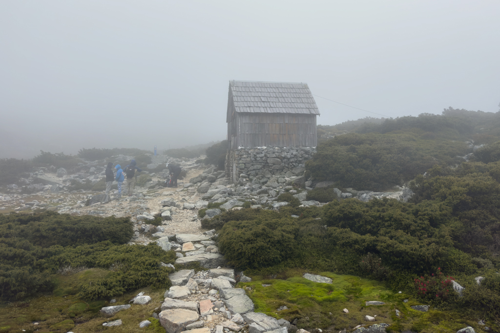 Die kleine Kitchen Hut taucht im Nebel vor uns auf - eher Notschlafstelle als Schweizer Berghütte ;-)