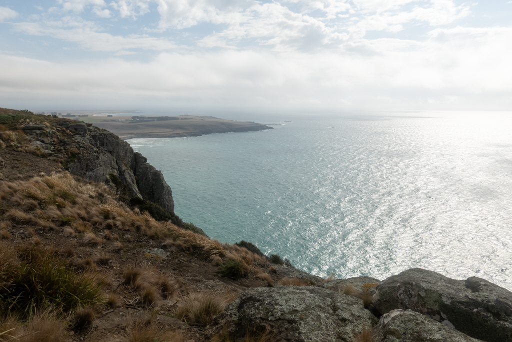 Wir geniessen die weite Aussicht unter uns auf das Land und das Meer...
