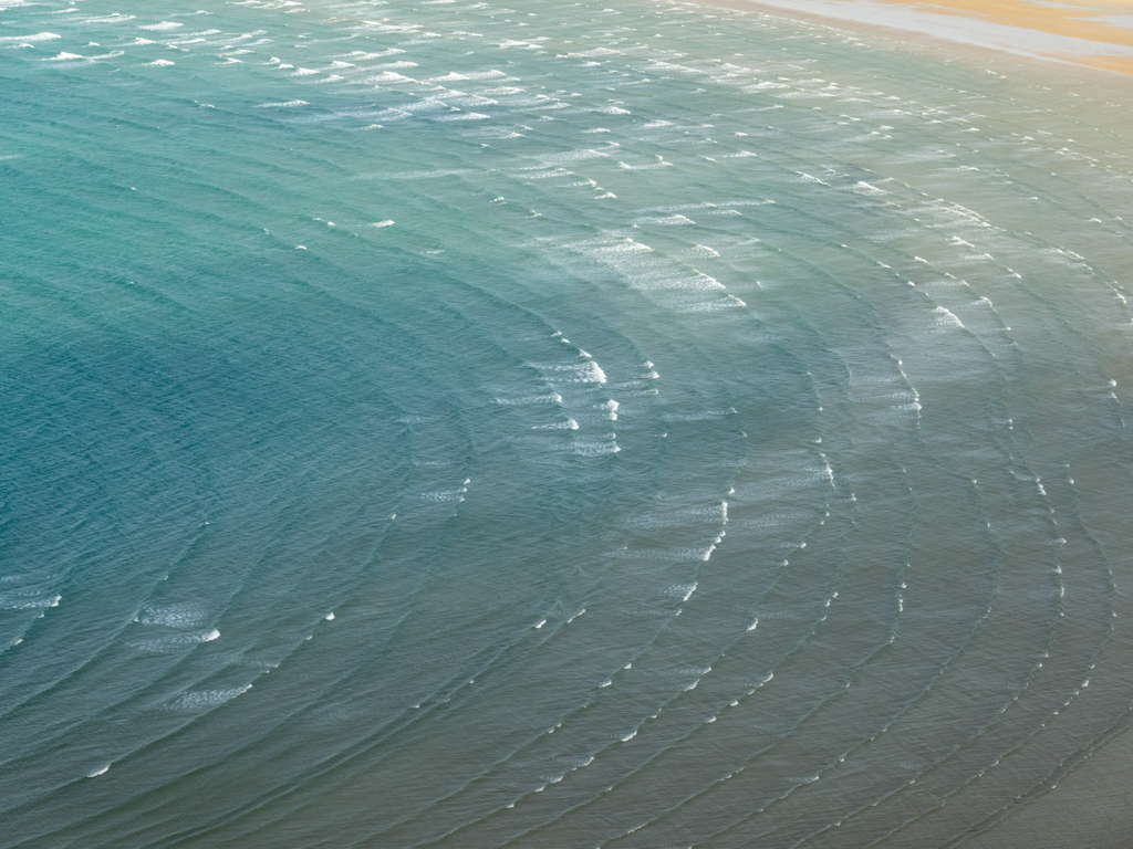 Wir sehen am flachen Strand langsam die Flut zurück kommen...