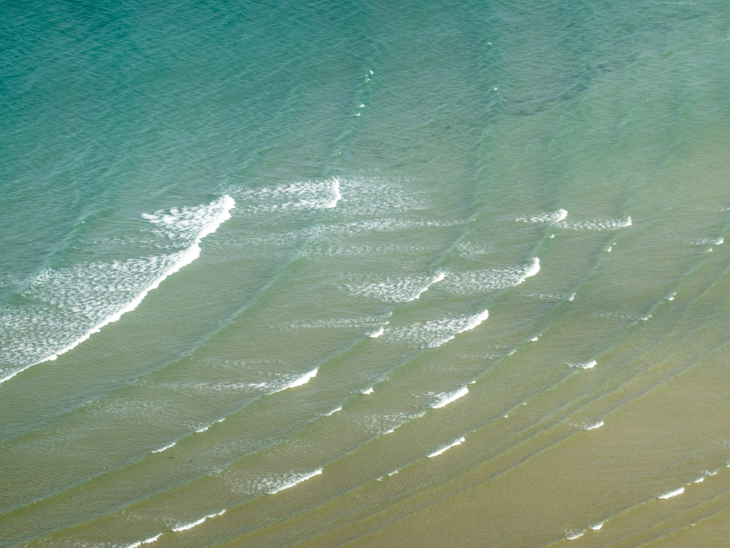 Wir sehen am flachen Strand langsam die Flut zurück kommen...