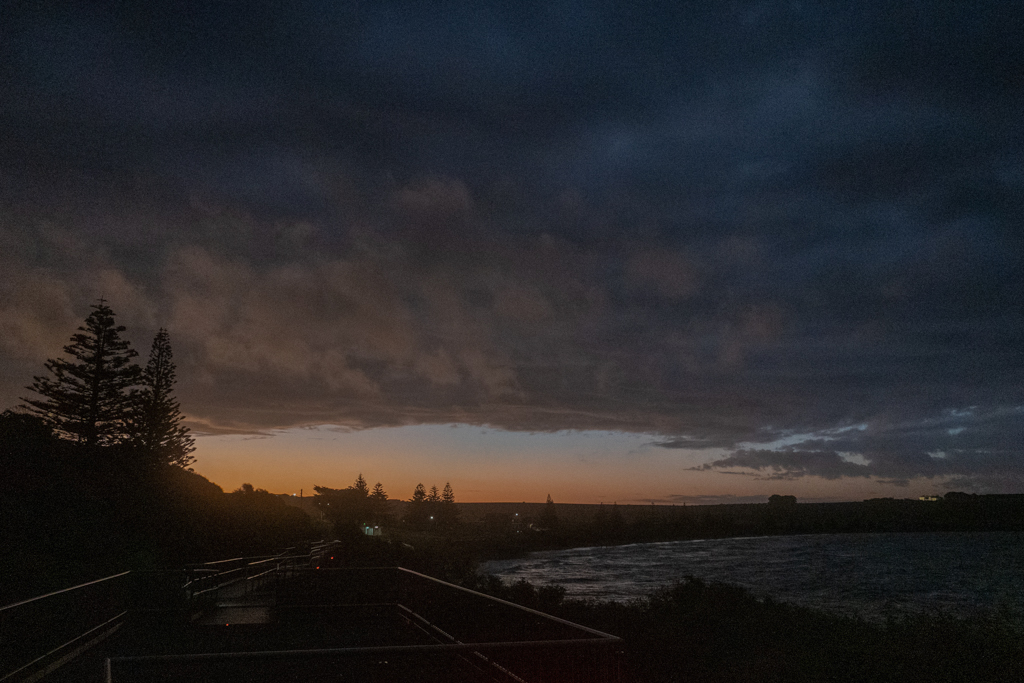 Der Abendhimmel senkt sich über die Stadt und das Meer herab...