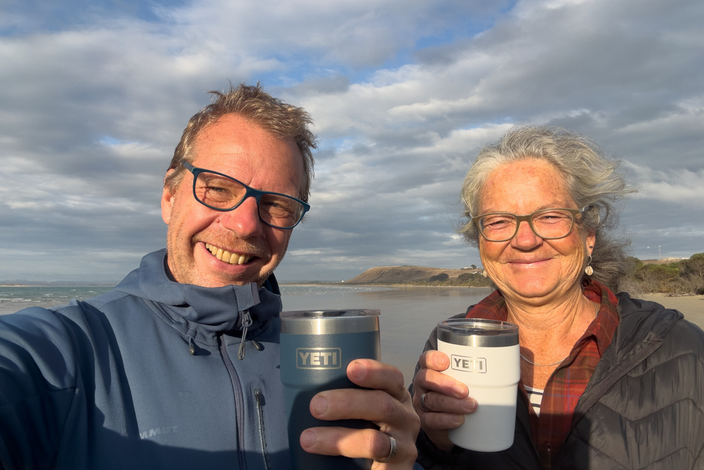 Wir geniessen unseren heissen Kaffee bei Ebbe am Strand...