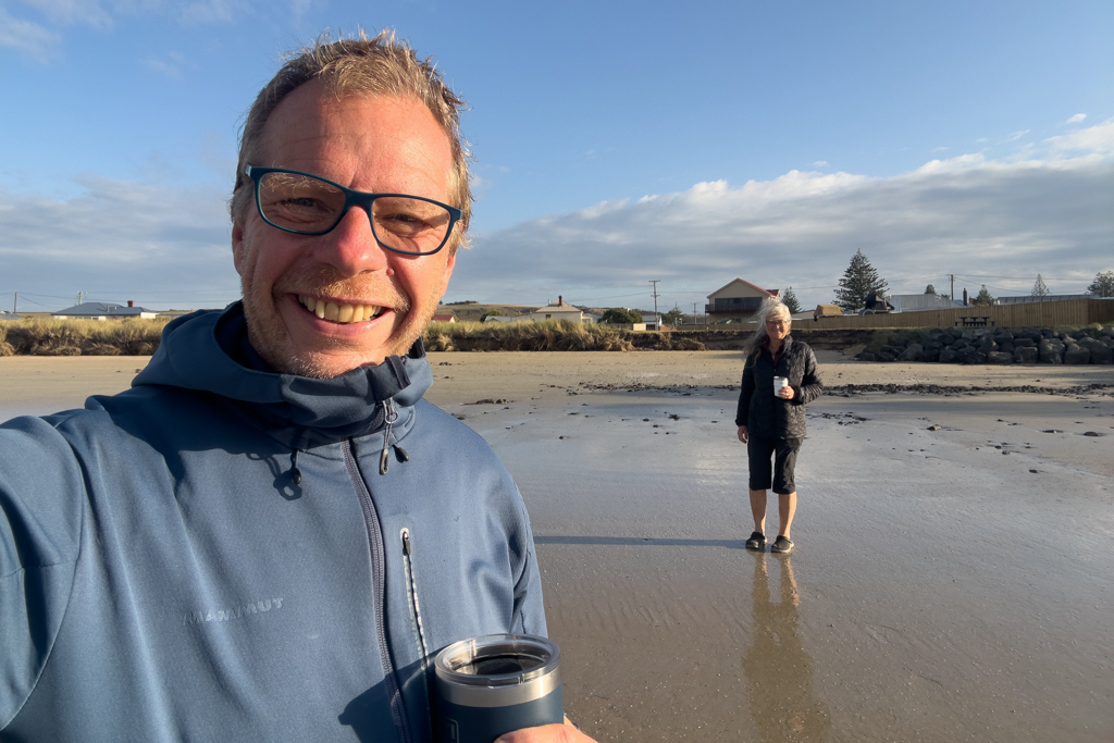 Wir geniessen unseren heissen Kaffee bei Ebbe am Strand...