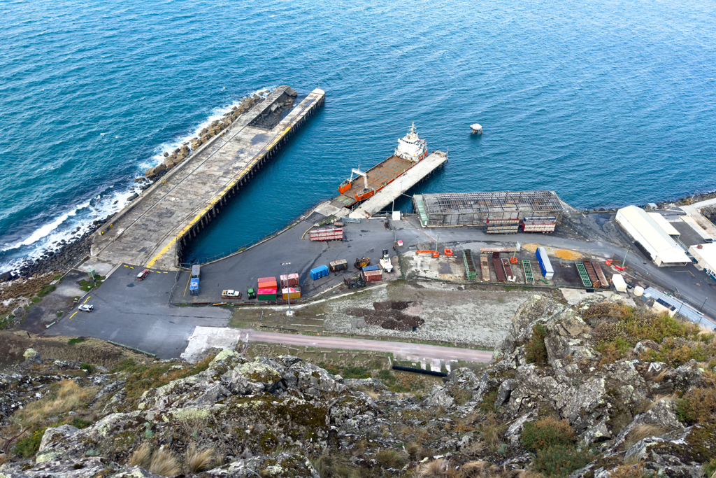 Der kleine Hafen von Stanley liegt unter uns...